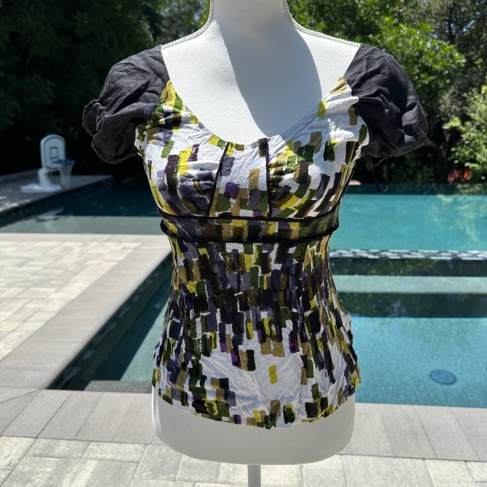 Adorable Top with Abstract Design and Black Cap Sleeve
